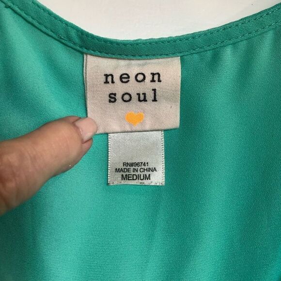 NEON SOUL - EUC - L Sz M Scoop Neck Cap Sleeve Pocket Blouse/Aqua 100% Polyester - Picture 3 of 11